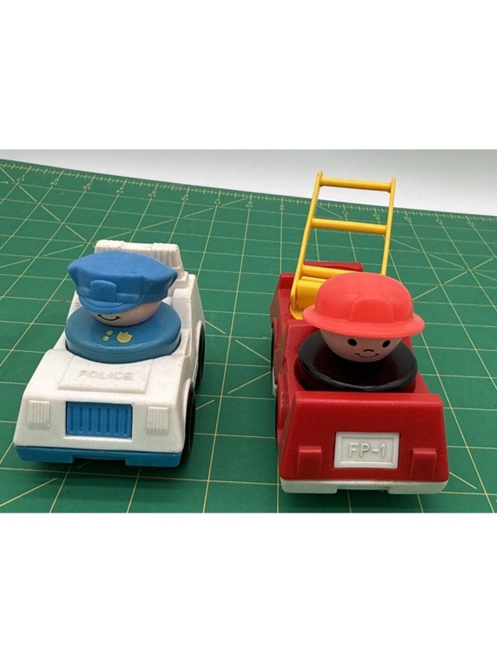 1990 Vintage Fisher Price Chunky Little People Fire Truck Police Car & figures